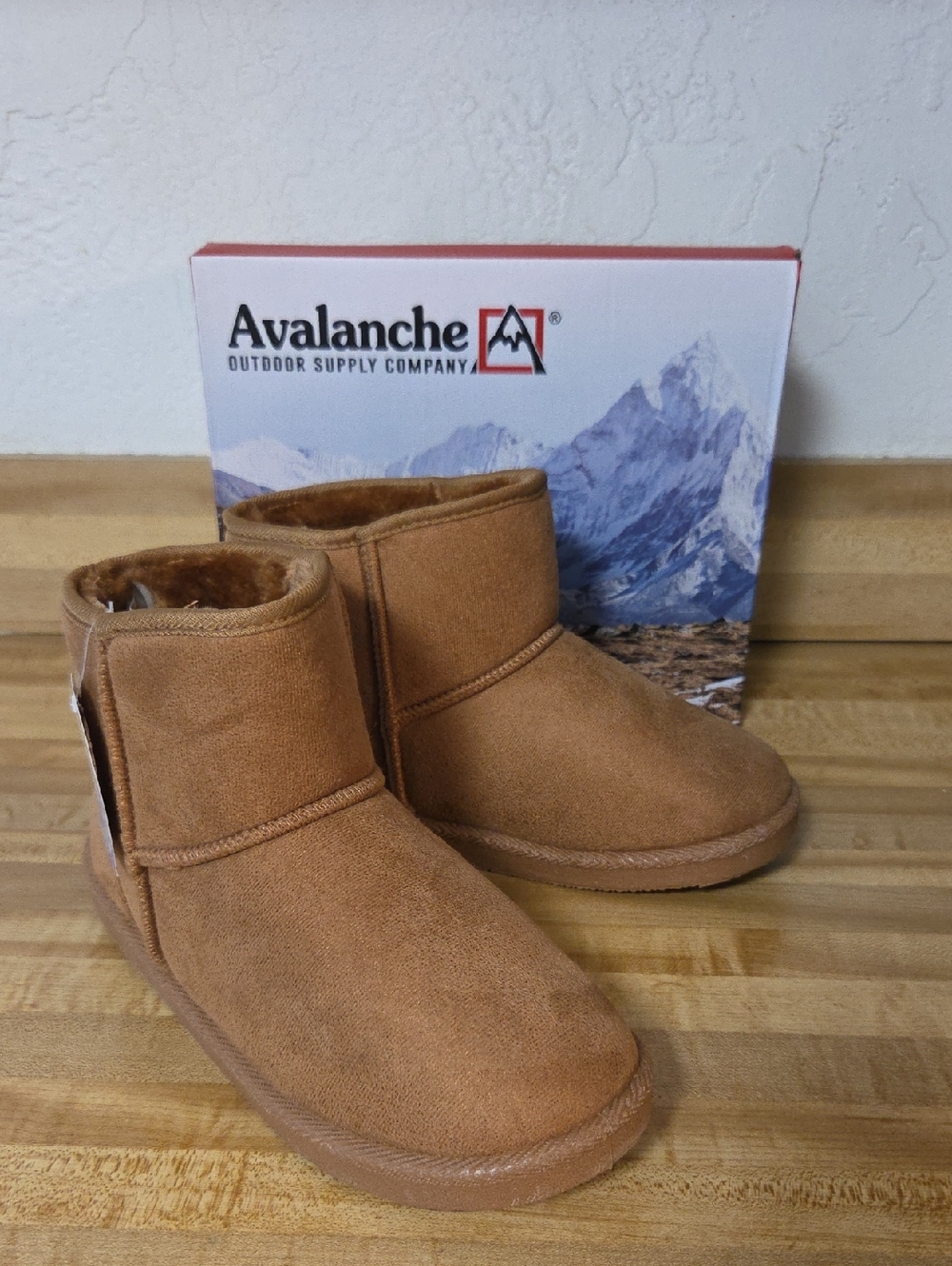 NWT "Avalanche" Kids Cozy Boots Girls Size 4